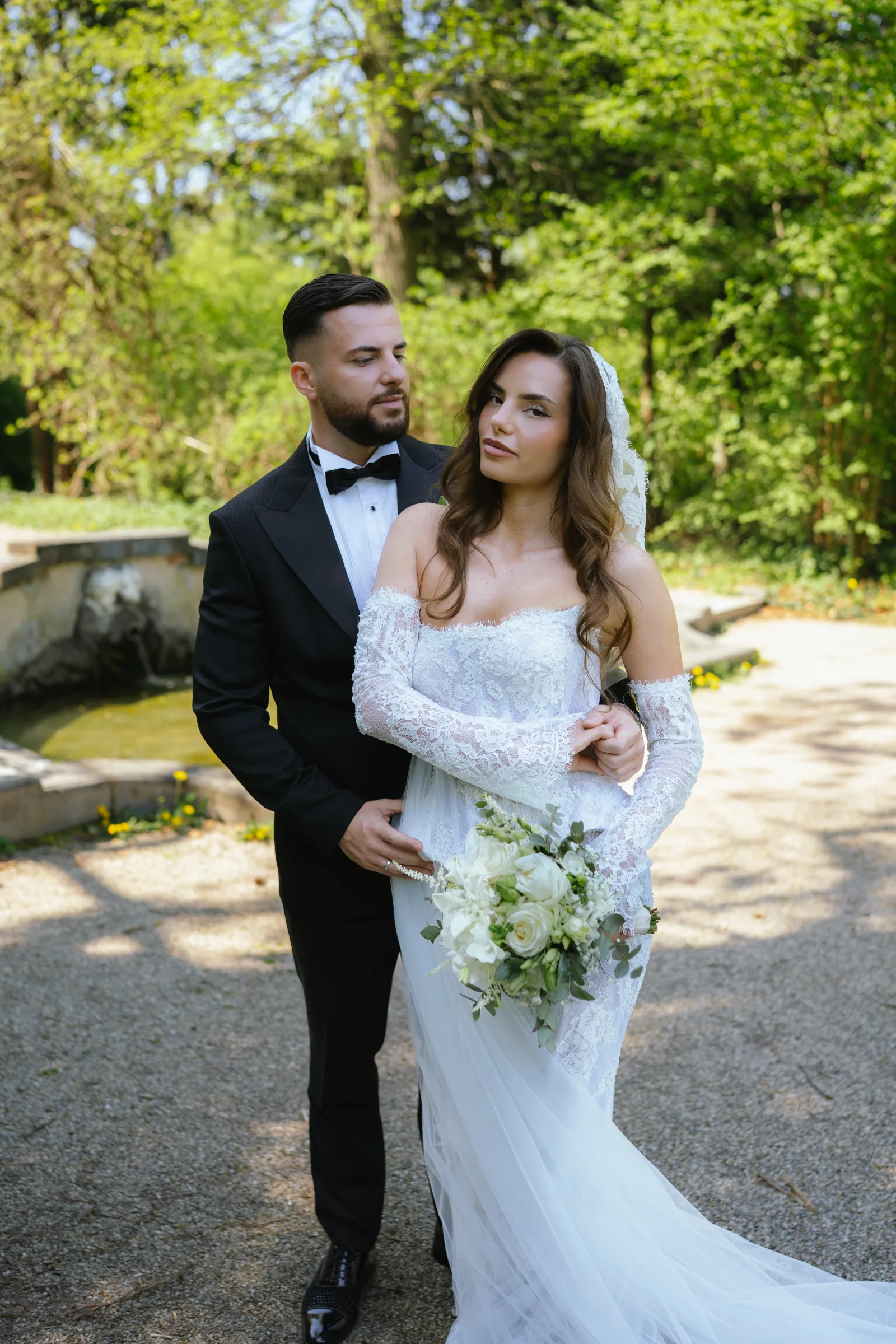 Brautpaar im Garten – Hochzeit Leonora und Denis